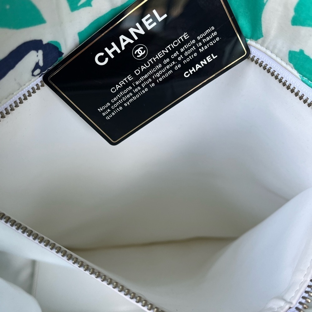Chanel   large floral tote. - Picture 2 of 15